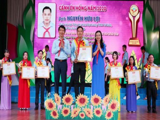Tuyên dương những "Cánh én hồng" vì học sinh thân yêu